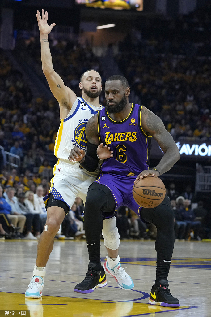詹姆斯（右）排名第四，库里第八。