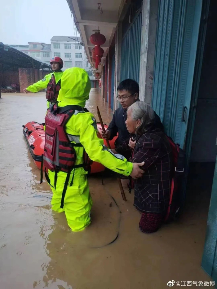 ▲目前，宜黄降雨仍在持续，受灾群众正陆续转移。
