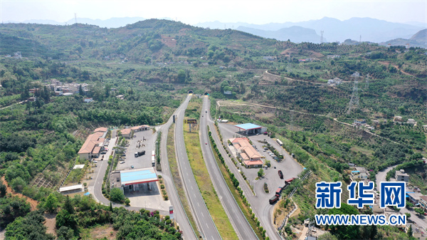 航拍发耳服务区。新华网发（龙建睿 摄）