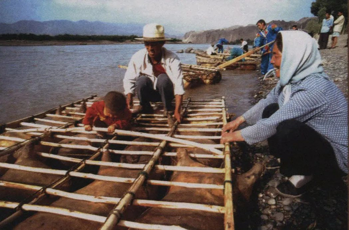 图为从小在羊皮筏子上长大的孩子。（图片来源：中国民族图片库）