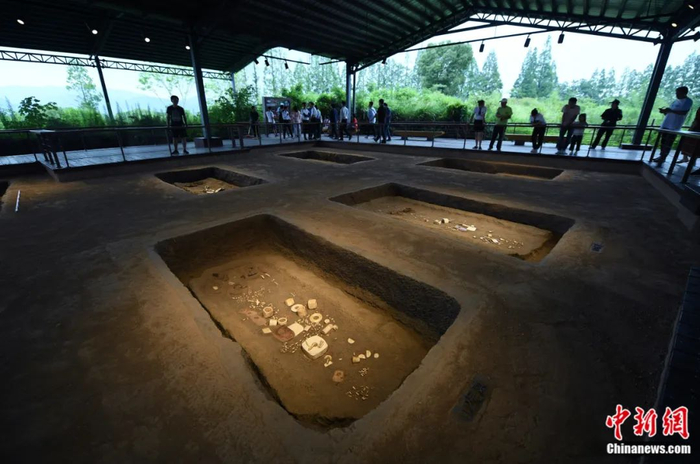 游客参观反山王陵。王刚 摄