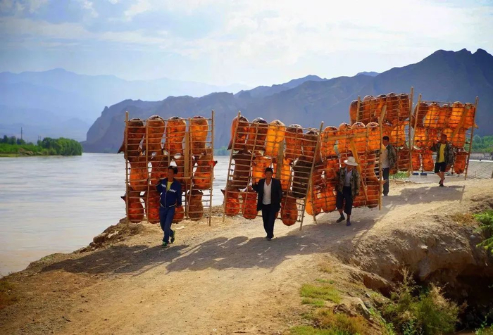 划羊皮筏子的水手被称为筏子客，羊皮筏子是筏子客谋生的工具，筏子客将全家的幸福生活依托在羊皮筏上。（图片来源：陕西文联）