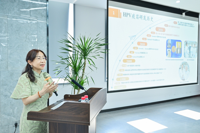 厦门大学公共卫生学院吴婷教授介绍国产HPV疫苗与国外HPV疫苗最新头对头试验结果。厦门大学公共卫生学院供图