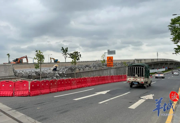▲5月5日，正在养护维修的广州南大干线四涌主线桥路段，车辆需绕行辅路行驶。