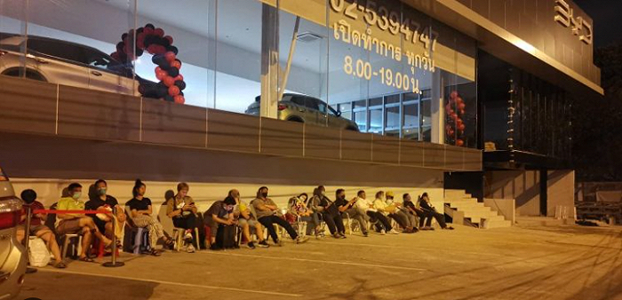 图 | 泰国人在比亚迪店前排长队等ATTO3