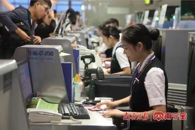 “五一”期间南宁吴圩国际机场值机柜台火爆  通讯员 吴婷 摄