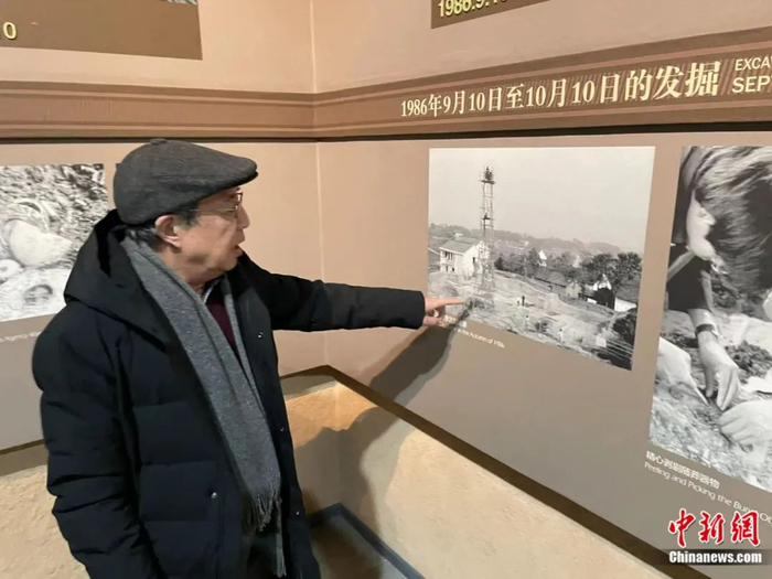 王明达在良渚遗址公园内回忆当年的发掘故事。张煜欢摄