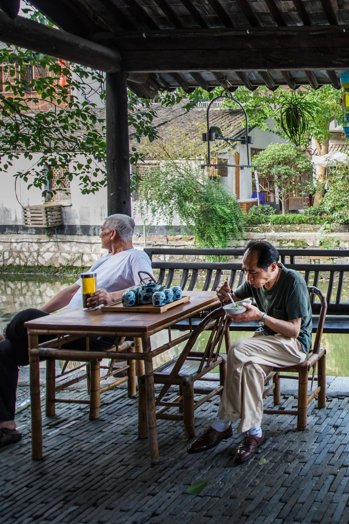在湖州南浔古镇，喝茶吃面，安安眈眈。摄影/赵建平