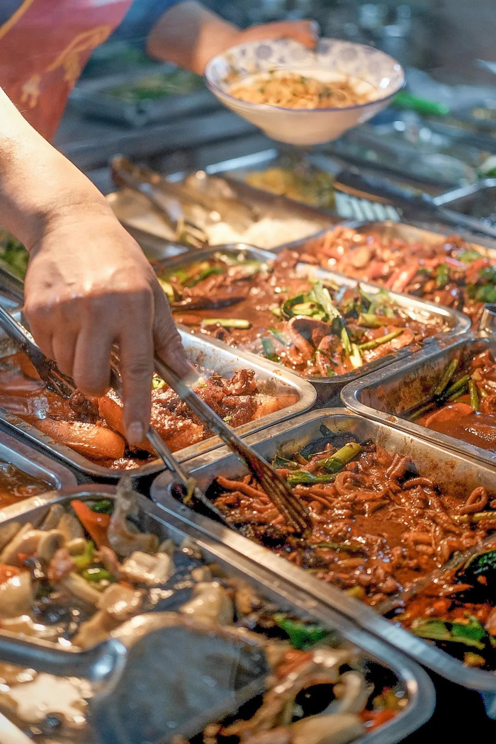 干挑面的各种浇头。摄影/尤大大