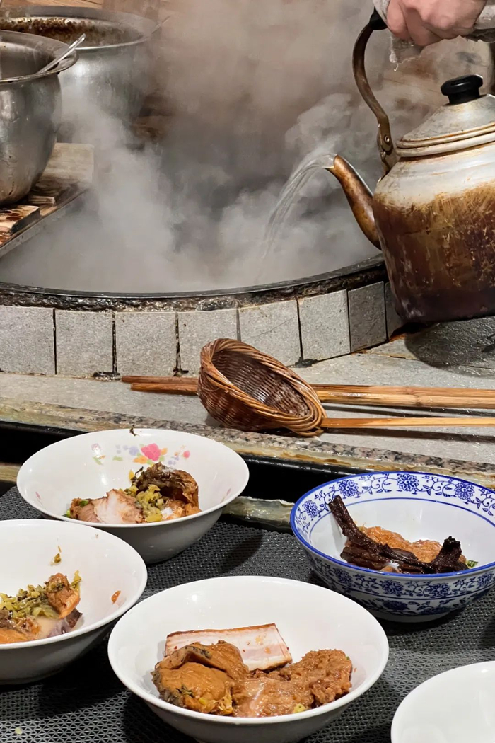 大排、焖肉、鳝丝、酥鱼，一碗面里浇头管够。摄影/杨蔚