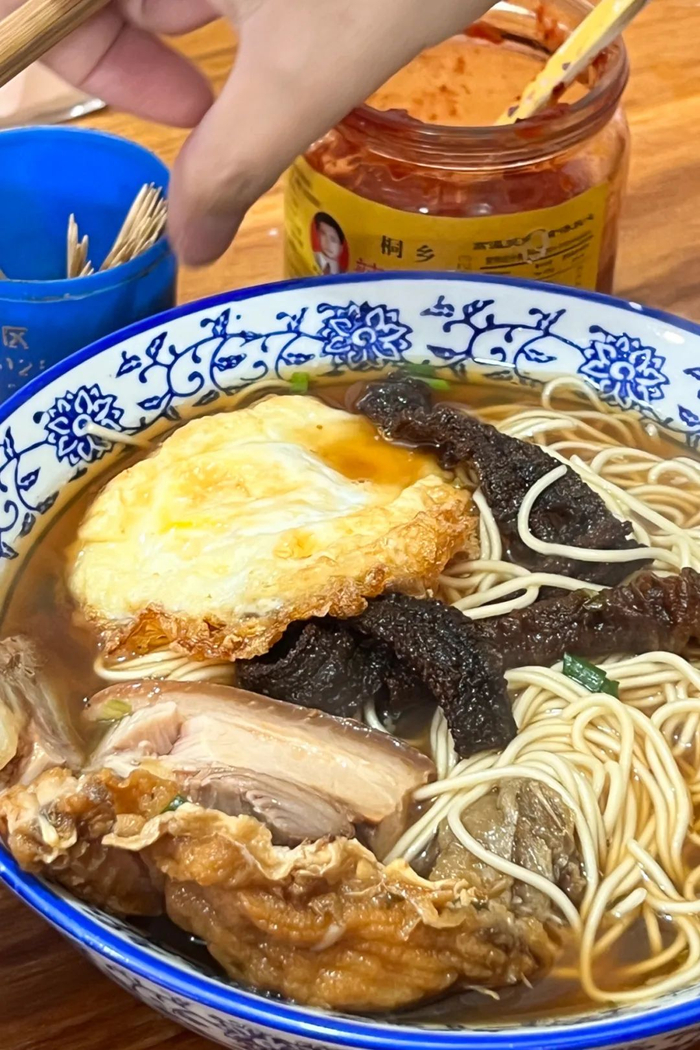 双交面的浇头，非常丰盛。摄影/杨蔚