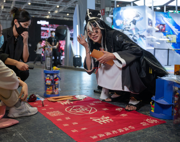 《白夜极光》的算命先生coser吸引了很多路人