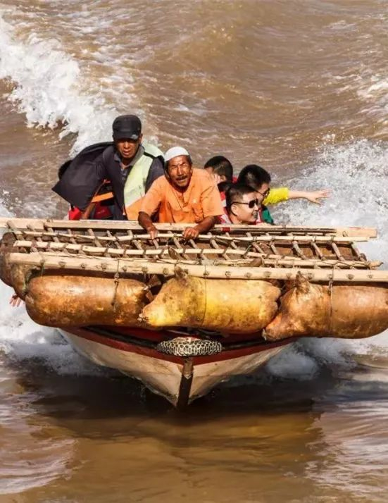 乘上羊皮筏来黄河消暑。（图片来源：和讯网）