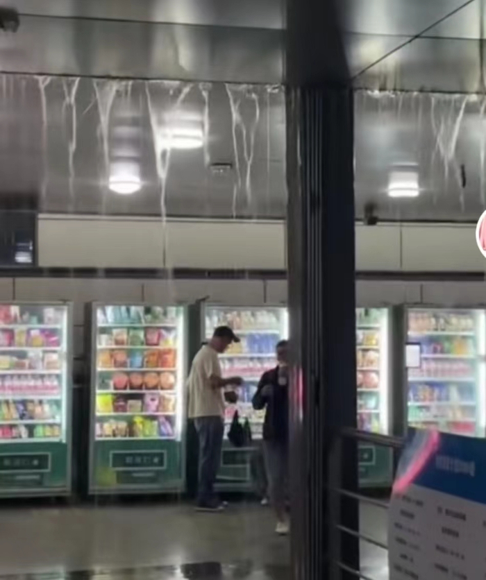 ▲大量漏雨影响乘客出行。