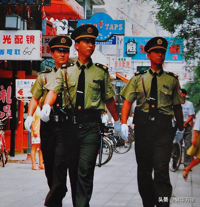 中国警察队伍的衬衫,在10年时间内,为何总计更换了3次?