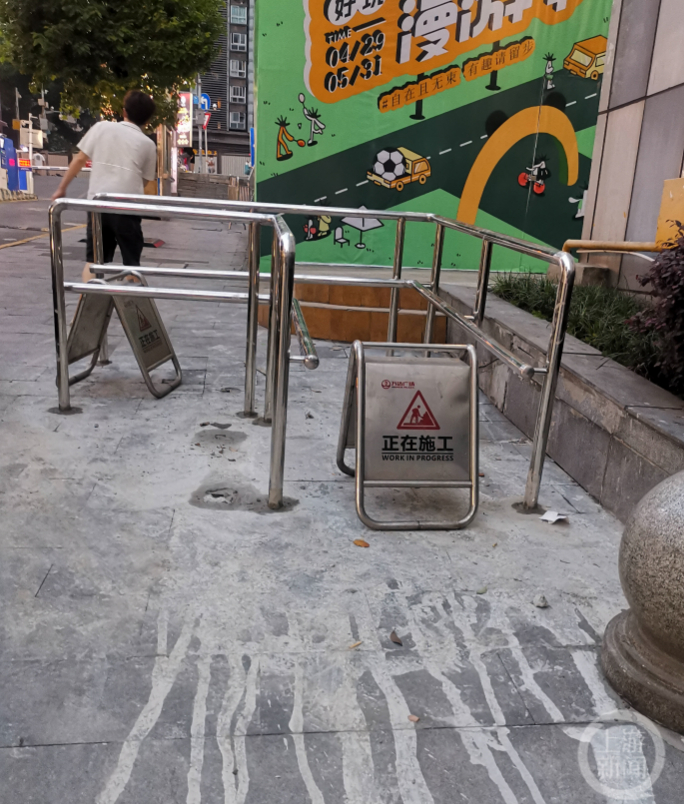 ▲南岸区肢残人协会正在试点安装“Z”字型残障通道。图片来源/受访者供图