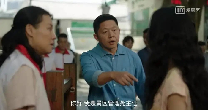 在《漫长的季节》里追求巧云的吴老师扮演者，在《隐秘的角落》里恰恰是她的情人。图源《隐秘的角落》