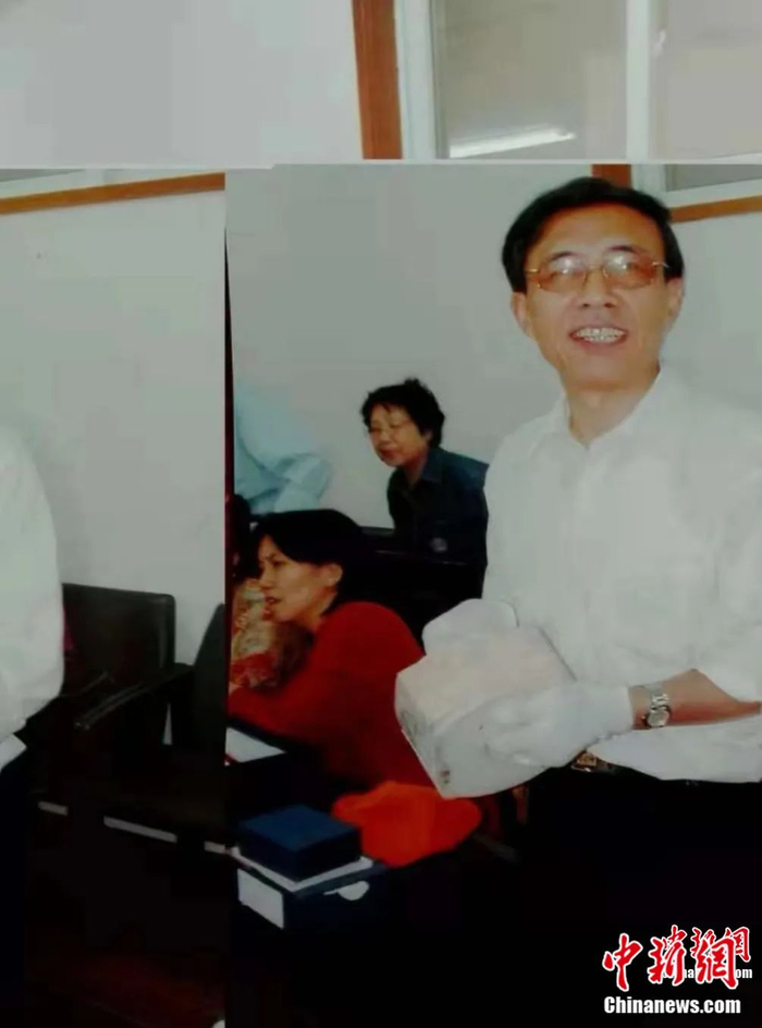 王明达手捧玉琮王。受访者供图