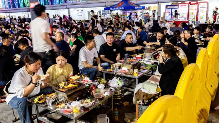 2023年5月3日，山东省淄博市，周村区淄博烧烤海月龙宫体验地，游客众多。  IC 图