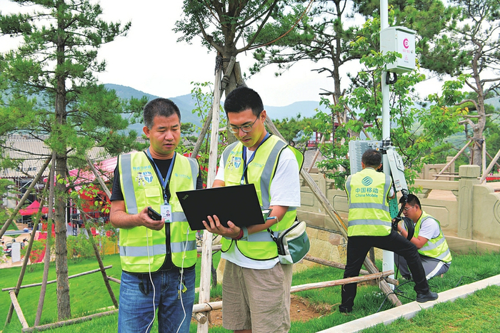 太原移动外场人员在晋祠景区忙碌测试。本报记者王龙飞摄