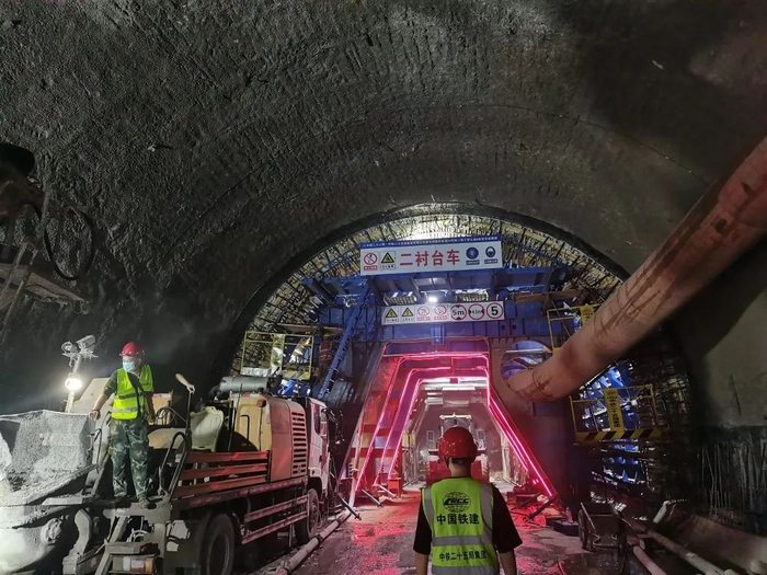 24号线鹿角出入线隧道内施工现场。高聪聪 摄