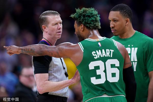 斯玛特和裁判争执。