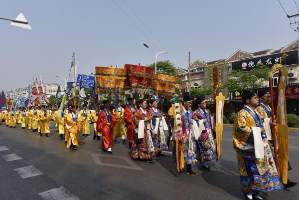 图13  2019年“三月半”圣堂庙会道教仪仗行街，崇福道院供图