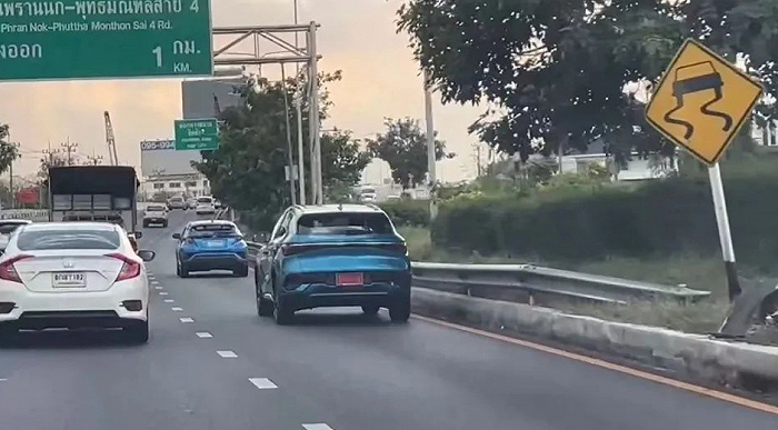 BYD ATTO 3行驶在泰国街头。图片来源：受访对象王彦明摄
