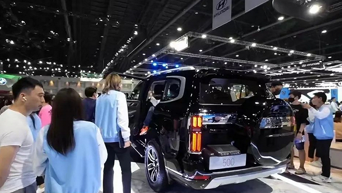 曼谷车展上，王彦明等待试乘坦克500。图片来源：受访对象王彦明摄