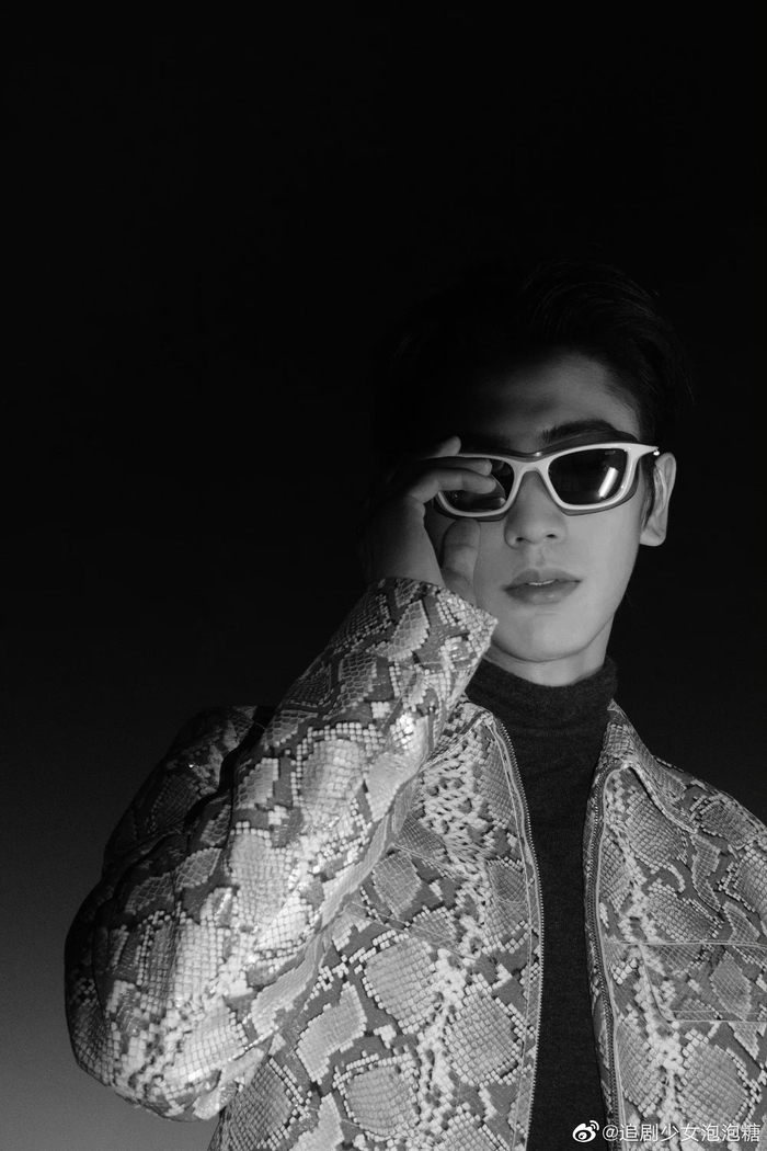 快来查收张凌赫的黑白光影花絮照 ,戴墨镜的酷飒帅哥上线……|光影
