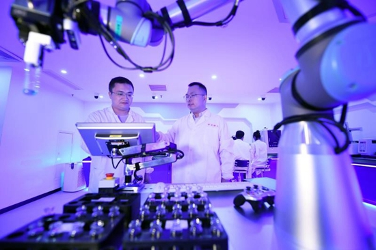     江俊（右）和副研究员朱青在做实验。张大岗/摄