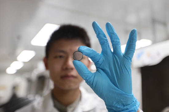     姚宏斌团队博士后殷逸臣展示实验成果。代蕊/摄