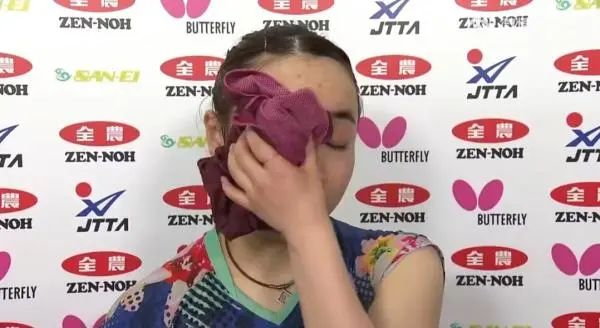 伊藤美诚掩面落泪。