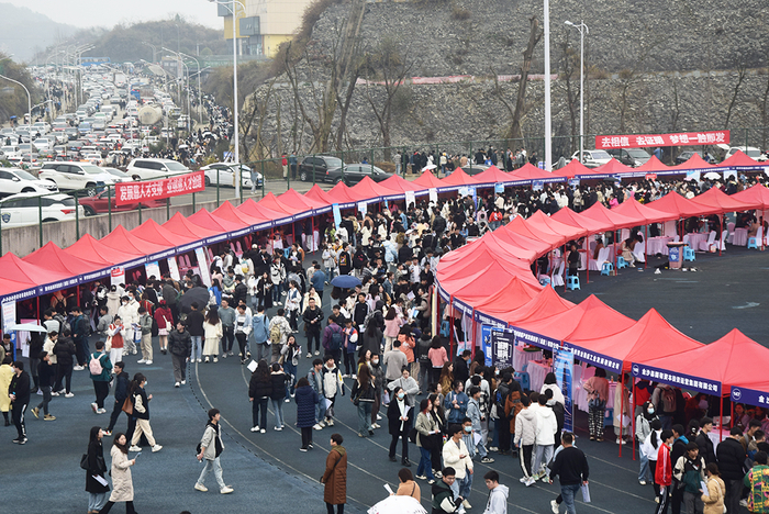 ▲3月，2023年度贵州省国有企业专场招聘会上，多家酒类企业参与招聘（图：云酒头条）