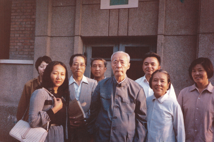 1980年9月于北京三里河寓所，左起：口口口、口口口、小仓芳彦、刘起釪、顾颉刚、王煦华、张静秋、顾洪