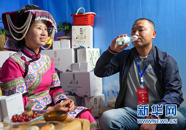 来宾在活动现场品尝水城春茶。新华网发（龙建睿 摄）