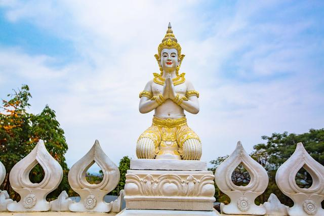 西双版纳有一座般若寺,造型独特,颜色洁白,成为了网红打卡地|西双版纳