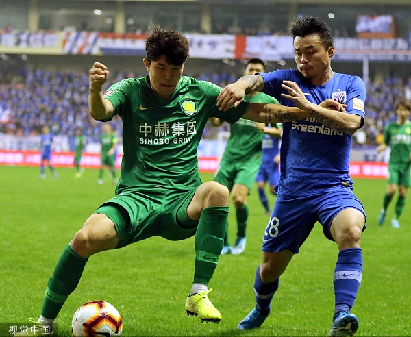 金玟哉在中超赛场防守曹赟定。