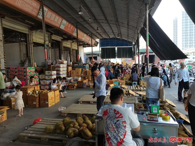 海吉星水果批发市场内，榴莲销售火爆 记者 覃锦华 摄