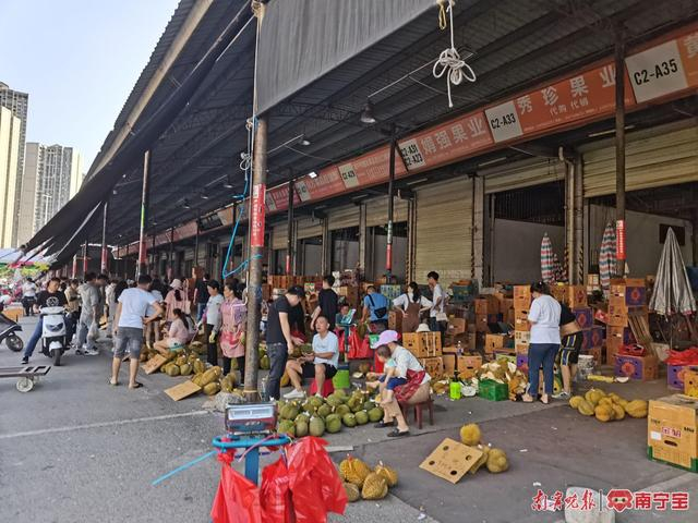 海吉星水果批发市场内榴莲销售火爆 记者 覃锦华 摄