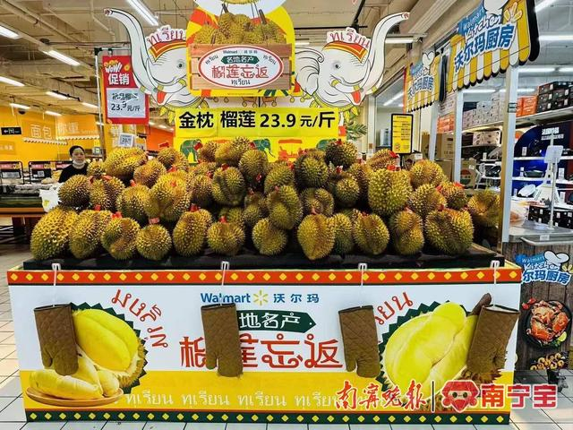 某大型超市内出售的泰国金枕榴莲 记者 廖欣 摄