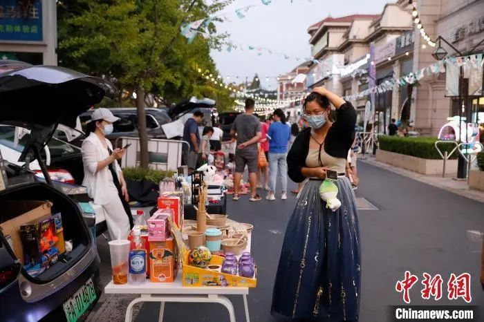 资料图：上海兴起后备箱集市。樊中华 摄