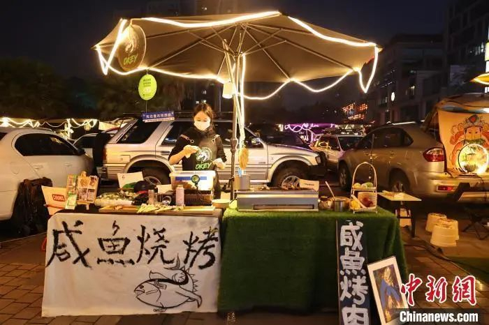 资料图：一名年轻人的烤肉摊位。李晨 摄