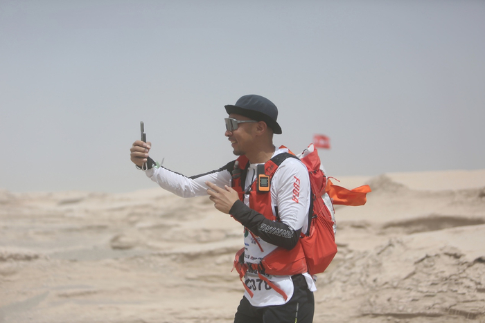 戈壁挑战赛中选手正在使用卫星通信产品。受访者供图