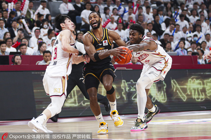 浙江队球员包夹弗格（中）。