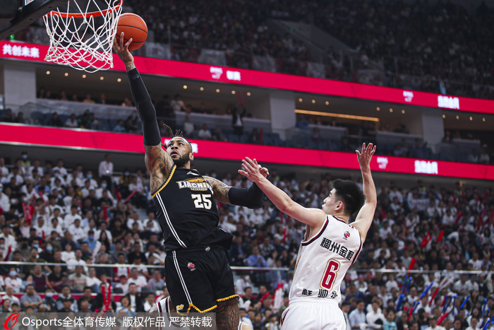 莫兰德（左）突破程帅澎上篮。