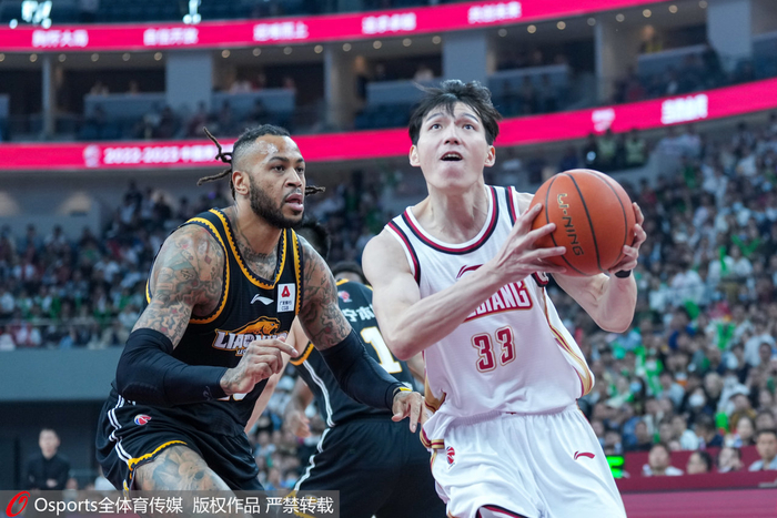 吴前（右）在比赛中突破。