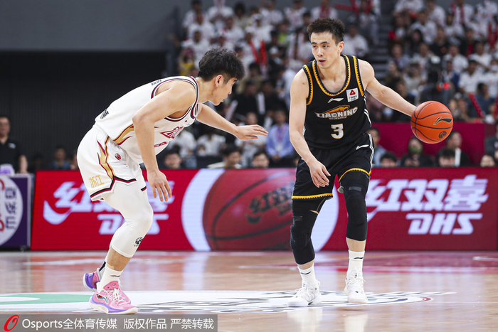 赵继伟（右）在比赛中。