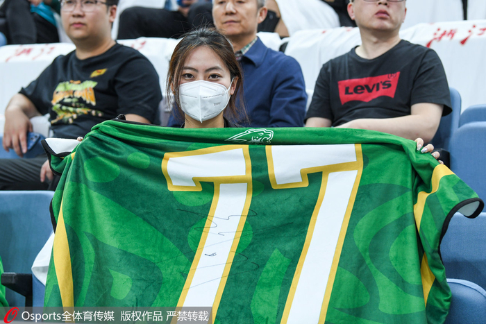 现场的辽宁队球迷。