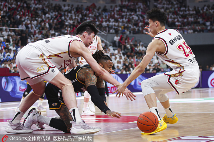 双方拼抢激烈。